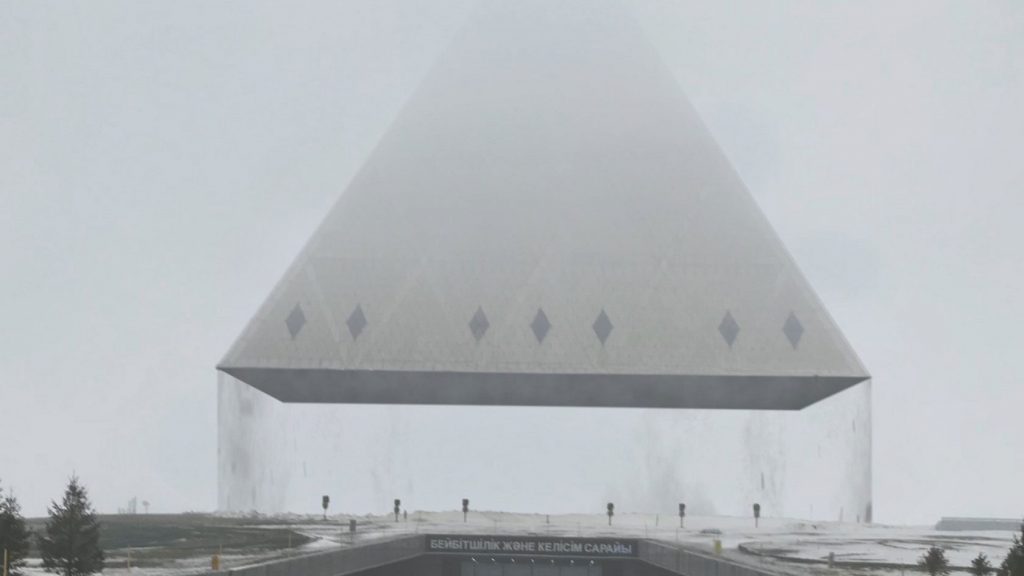 Астана. Пирамида согласия взлетает в небо