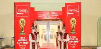 Сотни фанатов увидели Кубок Чемпионата мира по футболу FIFA™ в Алматы