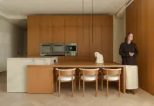Скрытая инженерия и теплый минимализм: Семейный интерьер K18 ZROBIM architects