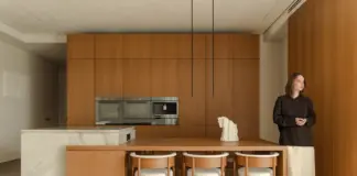 Скрытая инженерия и теплый минимализм: Семейный интерьер K18 ZROBIM architects