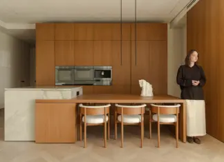 Скрытая инженерия и теплый минимализм: Семейный интерьер K18 ZROBIM architects