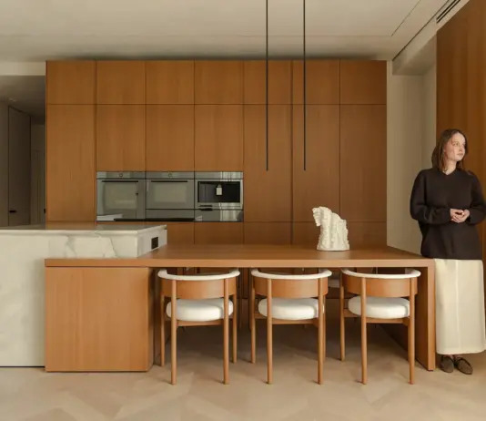 Скрытая инженерия и теплый минимализм: Семейный интерьер K18 ZROBIM architects