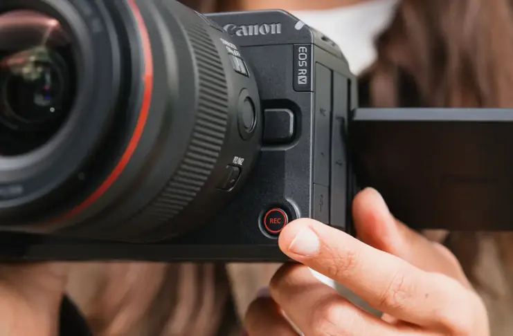 Canon представил новую полнокадровую камеру EOS R6 V и объектив RF 20-50mm F4L IS USM PZ с электроприводом зума EOS R6 V